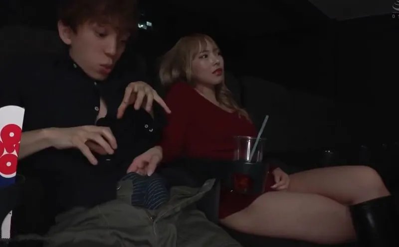 đi xem phim một mình, thanh niên bị chị gái thánh dâm kế bên sờ trym